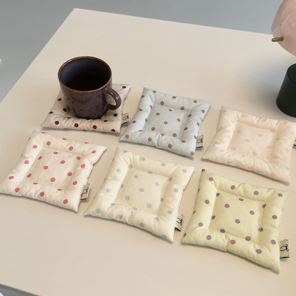 Ins Polka Dot ประณีต Coaster ฉนวนกันความร้อนสแควร์ผ้านุ่มน่ารัก Polka Dot ตกแต่งห้องครัวร้านอาหาร รูปที่ 1