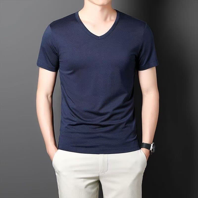 เสื้อยืดแขนสั้นผู้ชาย แบบคอวีบาง สไตล์ลำลอง สีทึบ ทรงกระโปรงสั้น รูปที่ 3