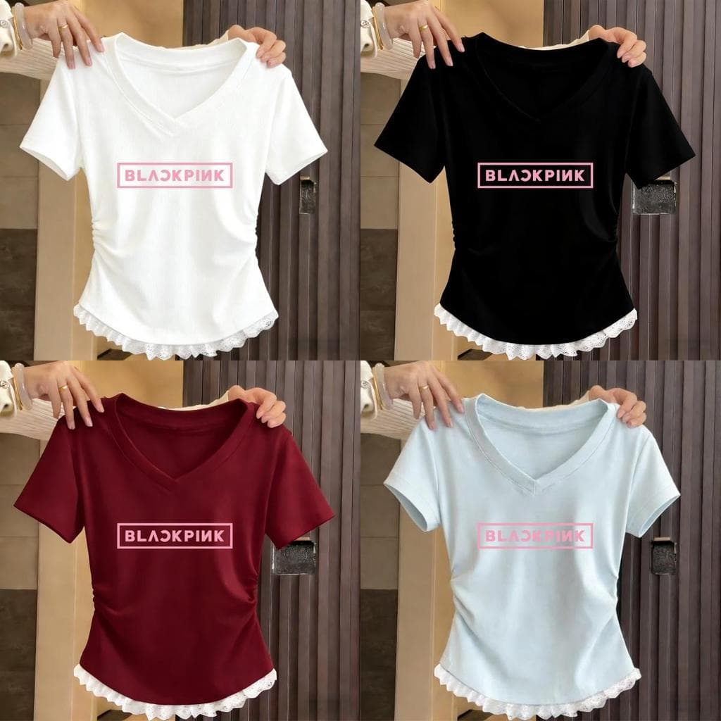 เสื้อยืดแขนสั้นคอวีลาย BLACKPINK สำหรับสตรี ตัวยืดหยุ่นสวยงาม มีลายลูกไม้ขอบตกแต่ง เสื้อผ้าแฟชั่นสไตล์ไม่เหมือนใคร รูปที่ 1