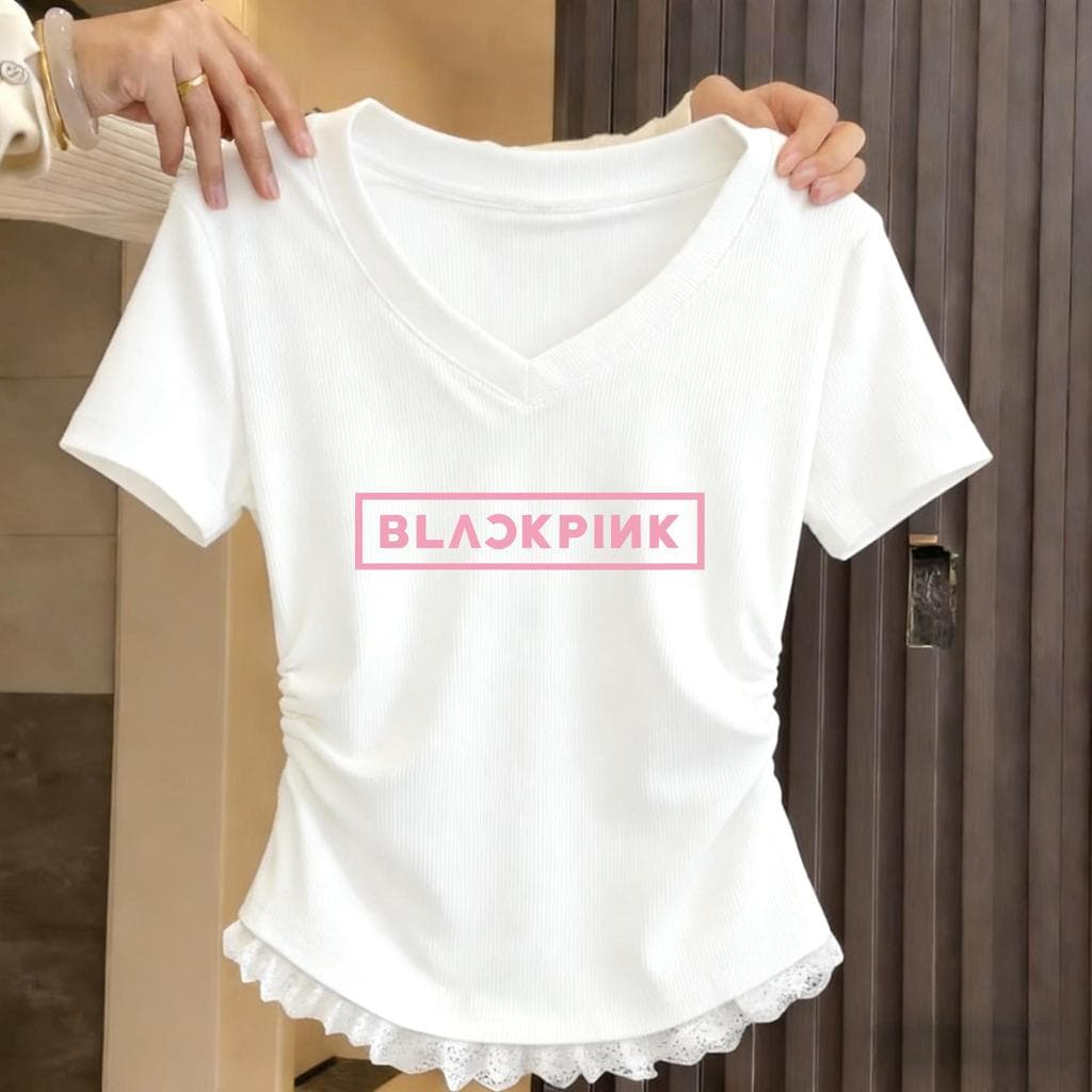 เสื้อยืดแขนสั้นคอวีลาย BLACKPINK สำหรับสตรี ตัวยืดหยุ่นสวยงาม มีลายลูกไม้ขอบตกแต่ง เสื้อผ้าแฟชั่นสไตล์ไม่เหมือนใคร รูปที่ 2