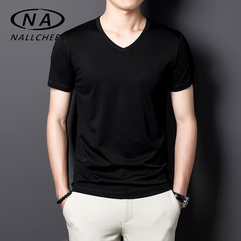 เสื้อยืดแขนสั้นผู้ชาย แบบคอวีบาง สไตล์ลำลอง สีทึบ ทรงกระโปรงสั้น รูปที่ 1