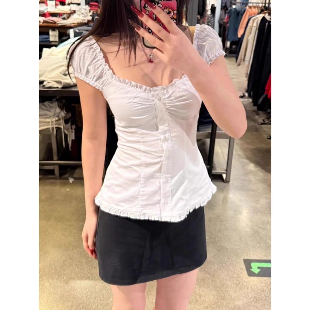 SuperCandyเสื้อเชิ้ตแขนสั้นลายทางคอวี ทรงสวยหวาน มีระบาย ติดกระดุม ช่วยให้ดูผอมเพรียว ชุดสาวเซ็กซี่ รูปที่ 9