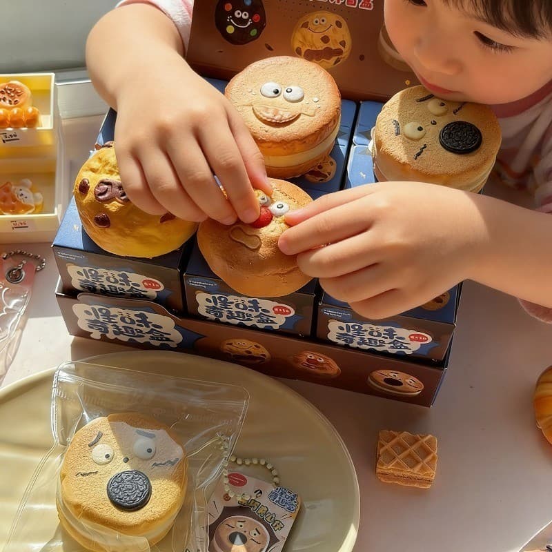 สกุชชี่ จุ่มคุ้กกี้ Chamelon Squishy Toy กล่องสุ่ม ฟื้นตัวช้า ช่วยคลายเครียด ของเล่นบีบคลายเครียด รูปที่ 7