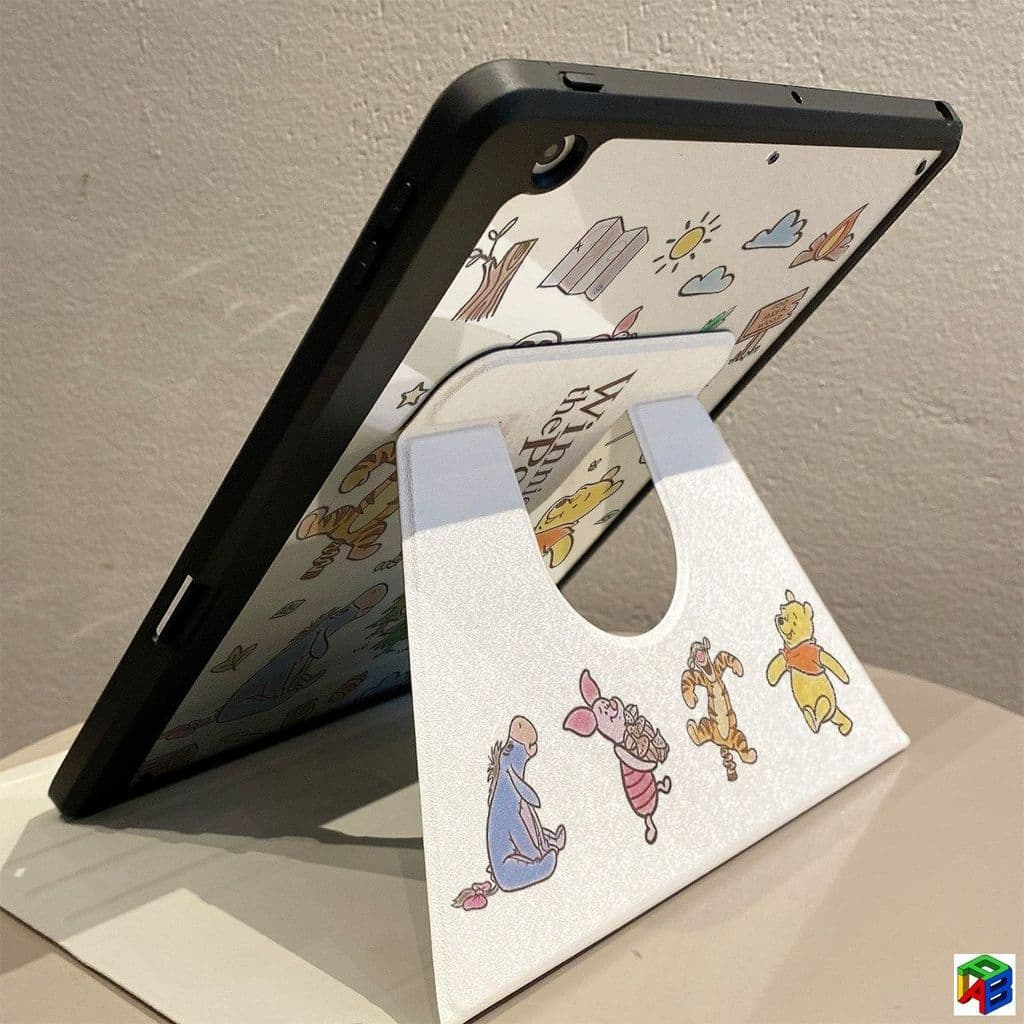 หมีน้อย เดอะพูห์ 720° หมุนสามพับเคสiPad Gen11-A16 Gen10 10.9 นิ้ว/Air7 M3 2025/Air6/5/4 M2 mini6/7 8.3 นิ้วPro2025 M5/Gen7/8/9 10.2 เคสอะคริลิค รูปที่ 7
