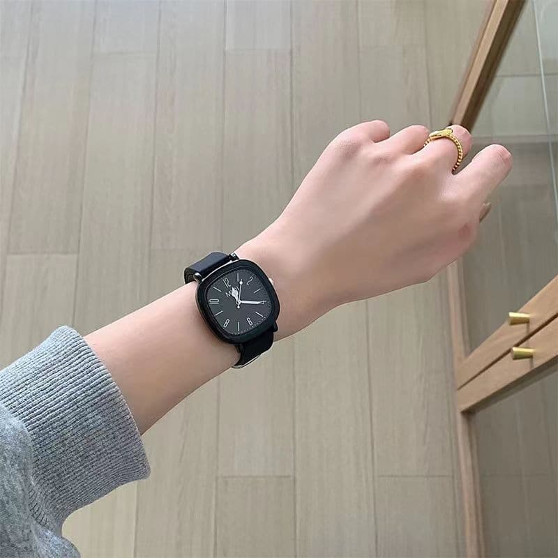 นาฬิกาควอตซ์สีเจลลี่พร้อมเคสทรงสี่เหลี่ยมและเครื่องชั่งดิจิตอลสําหรับผู้หญิงสไตล์กระโหลก รูปที่ 4