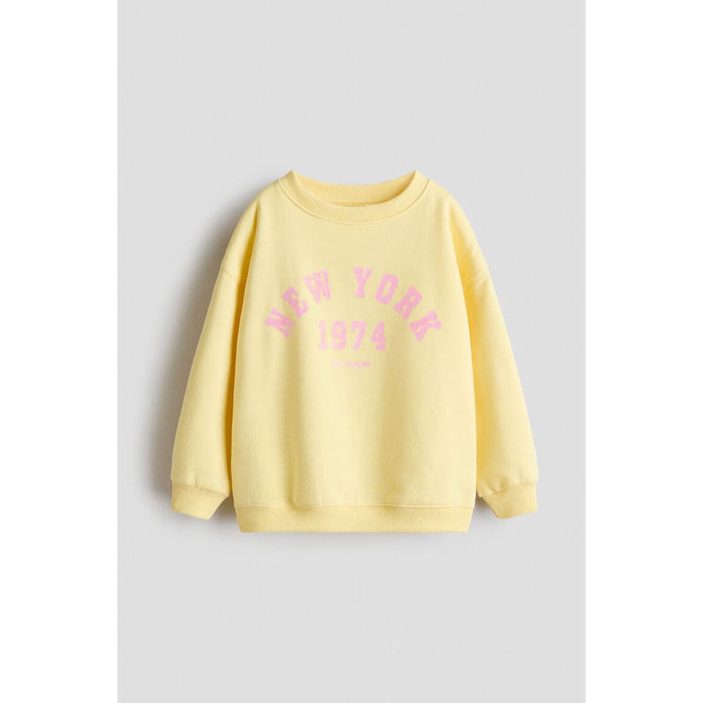 H&M เสื้อสเวตเชิ้ตผ้าสกรีนลาย ผิวสัมผัสนุ่มด้านใน Girls Printed brushed-inside sweatsh 1322995_3 รูปที่ 2