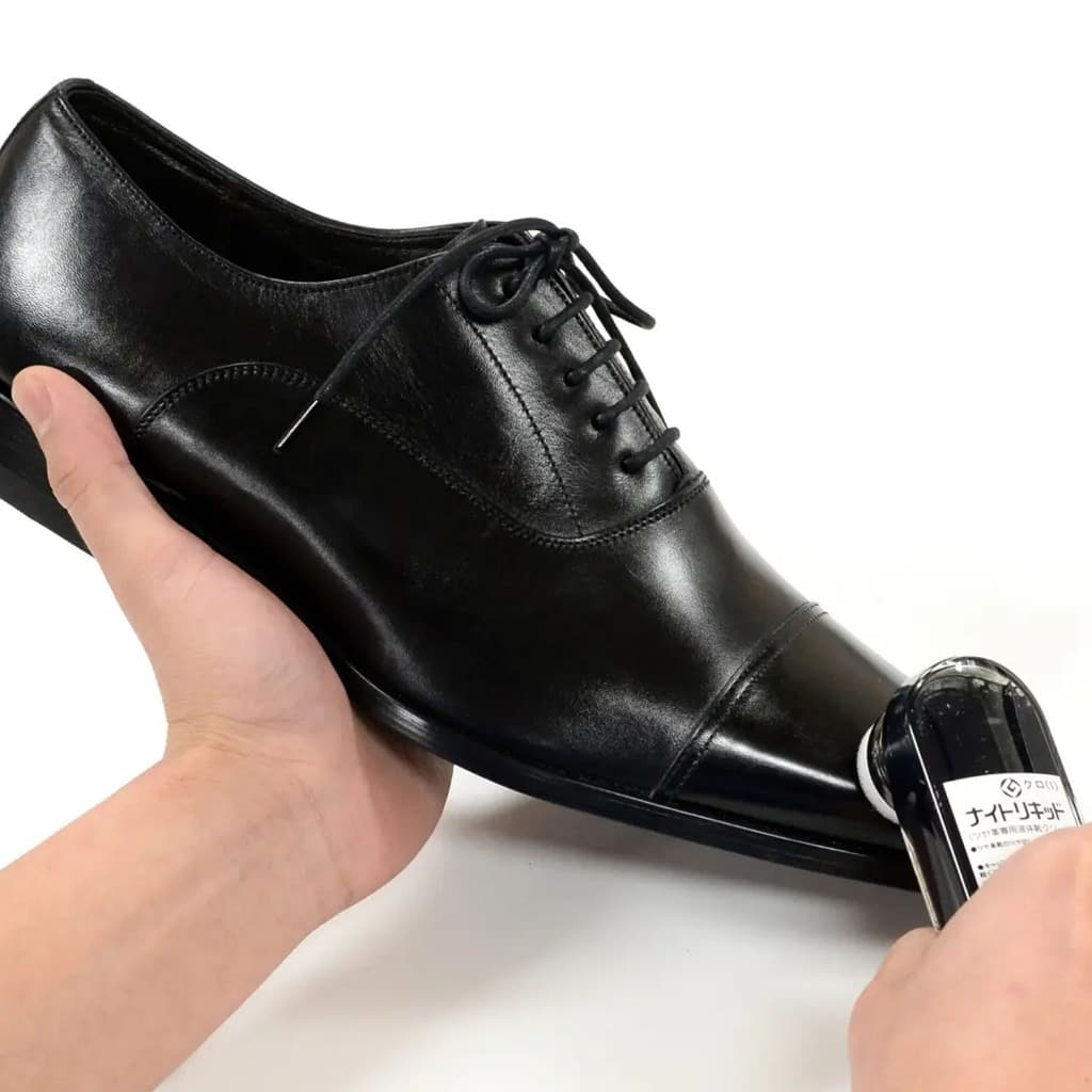 SUIT SELECT LIQUID SHOES CARE ครีมดูแลรองเท้าชนิดเหลวขนาดพกพาที่คุณสามารถขัดรองเท้าได้ง่ายๆ เพียงแค่ทา รูปที่ 2