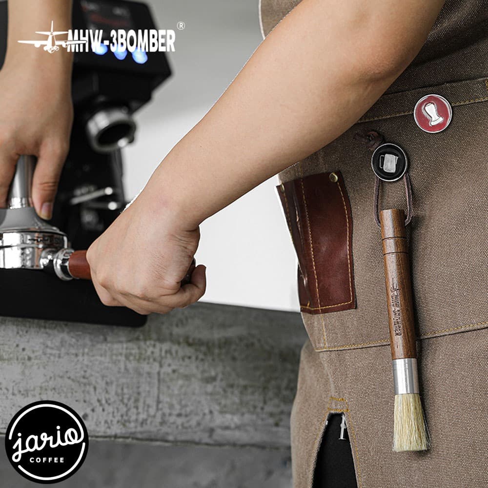 JARIO x MHW-3BOMBER Barista Wings Cylindrical Brush แปรงปัดผงกาแฟ ด้ามจับไม้ แปรงกาแฟ รูปที่ 4