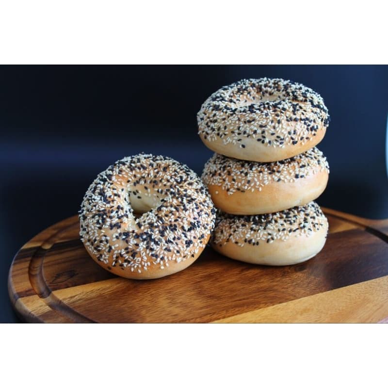 Black & White Sesame Bagels 4pcs. เบเกิ้ลหน้างาดำขาว 4 ชิ้น ขนาด #3 รูปที่ 1