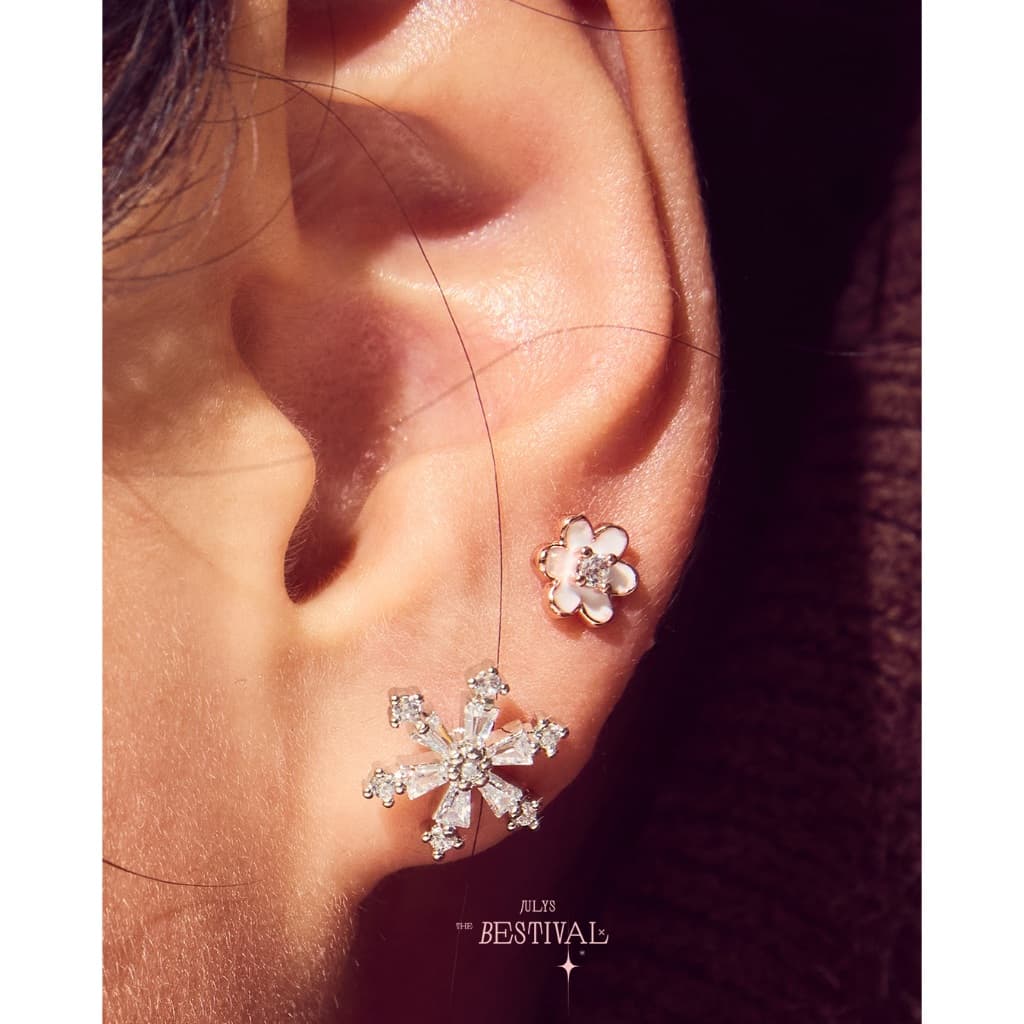 Julys - acrylic daisy stud earrings รูปที่ 4