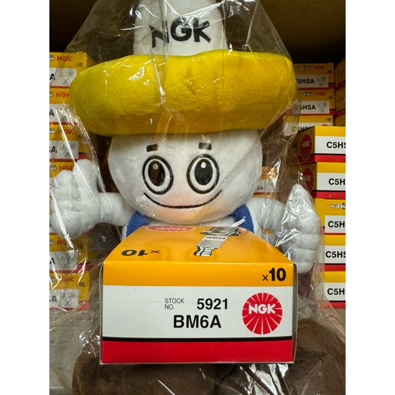 หัวเทียนเครื่องตัดหญ้า NGK BM6A ยกกล่อง แท้ 100% สำหรับเครื่องตัดหญ้าสองจังหวะ รูปที่ 1