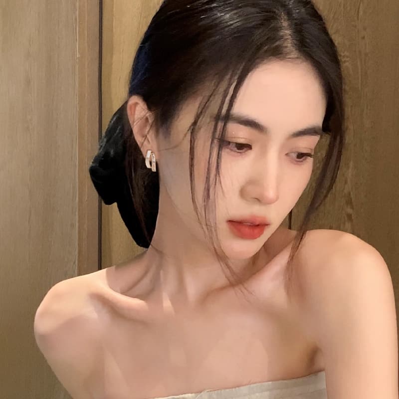 ต่างหูหนีบสไตล์เกาหลีสแตนเลสไททาเนียม ต่างหูโลหะที่หรูหราประณีตและหรูหราเครื่องประดับแฟชั่นที่เรียบง่าย รูปที่ 3
