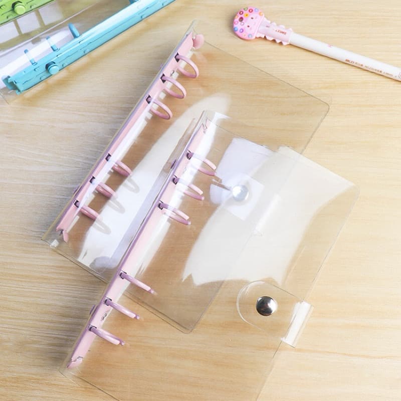 < > ปกใสPVC สันห่วงเหล็ก A6, A7 เติมได้100+แผ่น! | มี 5สี | มีกระดุม เครื่องเขียน หน้าปก กระดาษรีฟิว สมุดจด ปกเซต รูปที่ 4