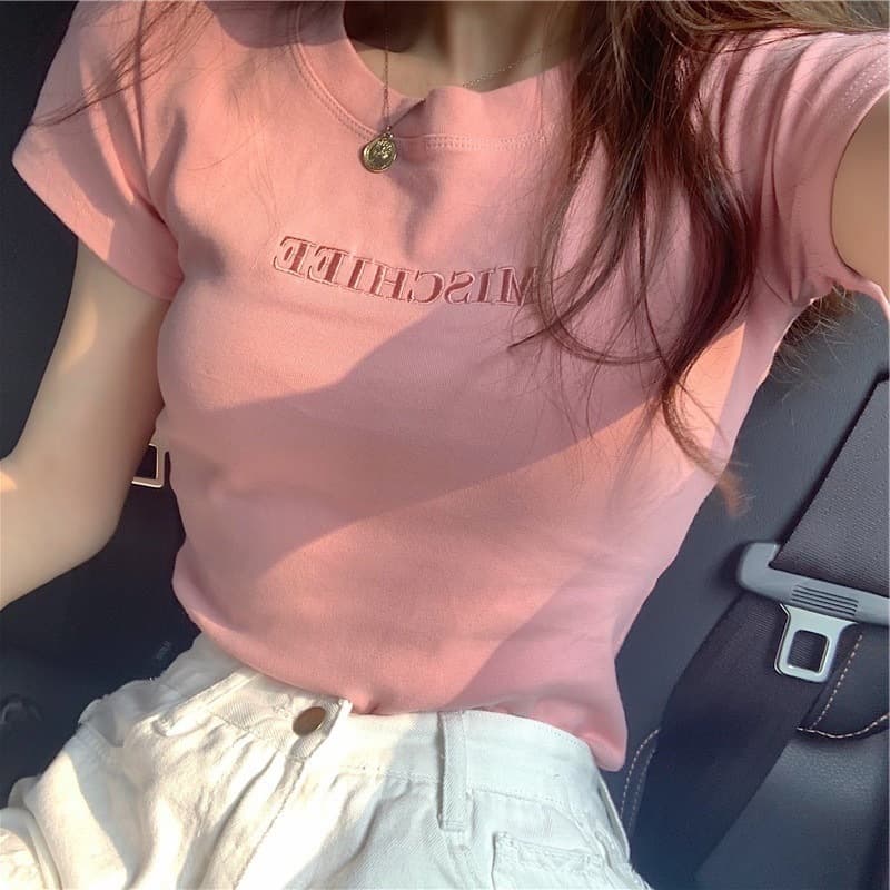คริสต์มาสสีแดงเสื้อครอปแฟชั่นผู้หญิง คอเหลี่ยม สไตล์เซ็กซี่ แขนสั้น ผ้าดีผ้านิ่ม ใส่สบาย ไม่ร้อน ไม่ต้องรีด รุ่นใหม่เสื้ รูปที่ 3