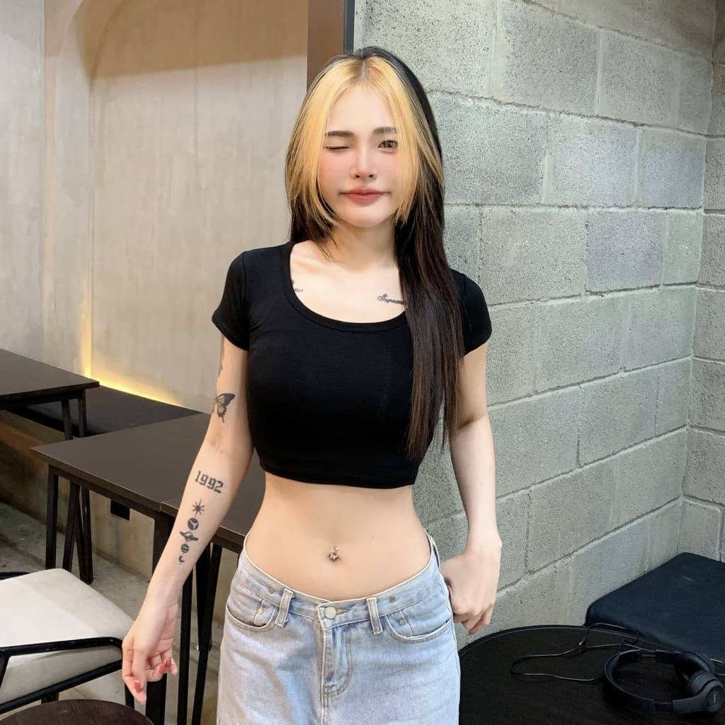 SpinnyHouseเสื้อครอปแขนสั้น ทรงคอเหลี่ยม สาวอวบใส่ได้ เบสิคครอปสุด ผ้าเรย่อนยืดเยอะ ทรงนี้คือฮิตม้าก รุ่น นิตยา รูปที่ 2