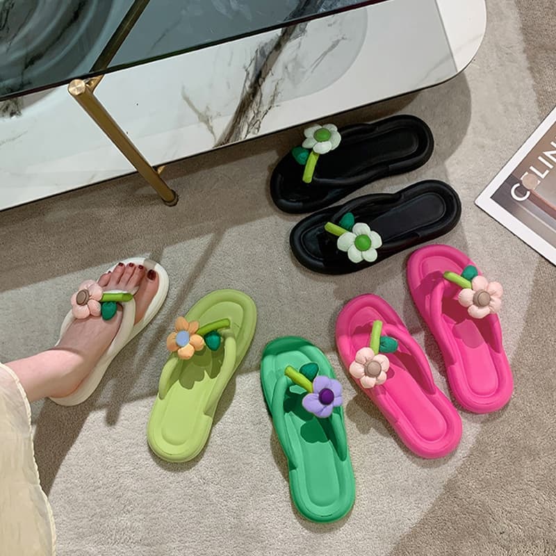New รองเท้าแตะหัวคูคีบสไตล์เกาหลีเกาใจติดดอกไม้ฟูๆด้านหน้าสลับสีน่ารักละมุนฟุดๆพื้นนุ่มเบาสวมใส่สบายใส่ได้ทุกโอกาสแน่นอน รูปที่ 8