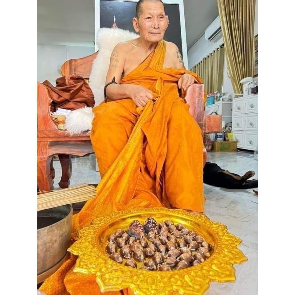 เบี้ยแก้กันภัย หลวงปู่ศิลา สิริจันโท วัดโพธิ์ศรีสะอาด พร้อมซองเดิมและสายสิญจน์ หลวงปู่ปลุกเสกมีอานุภาพในทุกด้านทั้งกันแล รูปที่ 6