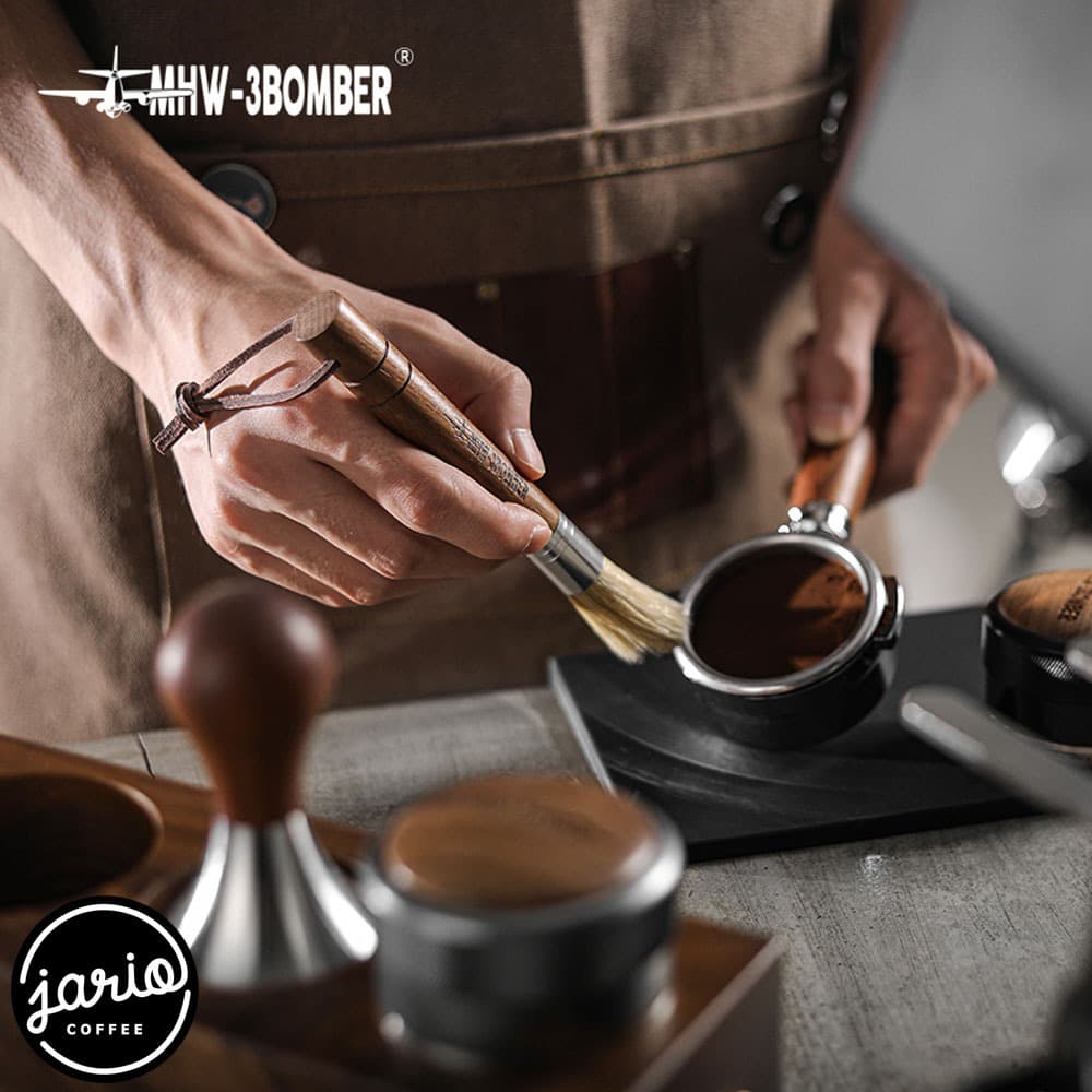 JARIO x MHW-3BOMBER Barista Wings Cylindrical Brush แปรงปัดผงกาแฟ ด้ามจับไม้ แปรงกาแฟ รูปที่ 5