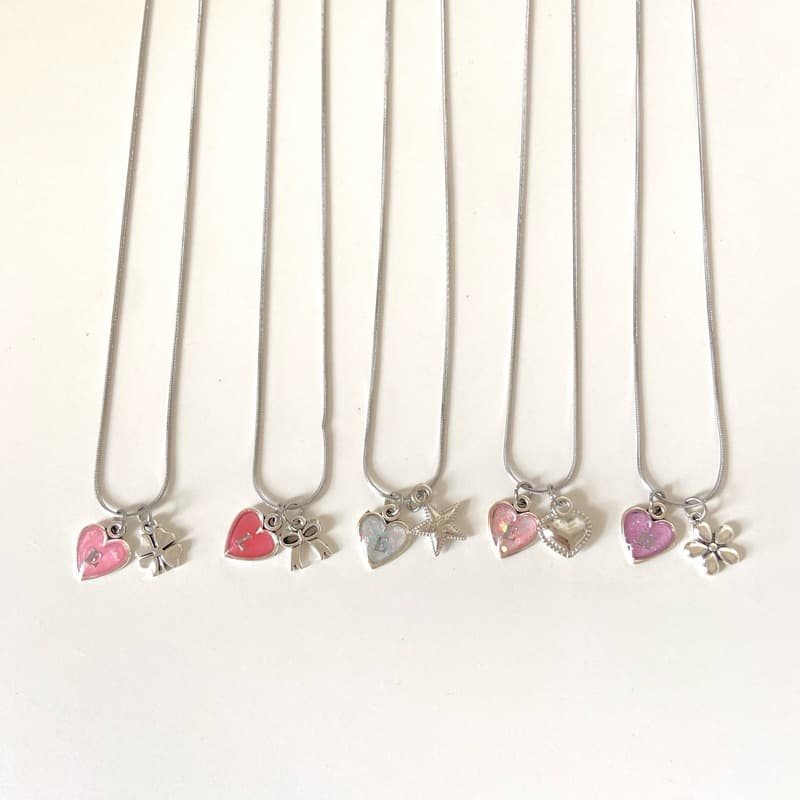 SJ027 สร้อยสแตนเลส จี้เรซิ่นอักษร -Mini Heart (‼รบกวนแจ้งสีพื้นหลัง+ตัวอักษร A-Z 1 ตัว ในแชทด้วยนะคะ) รูปที่ 4