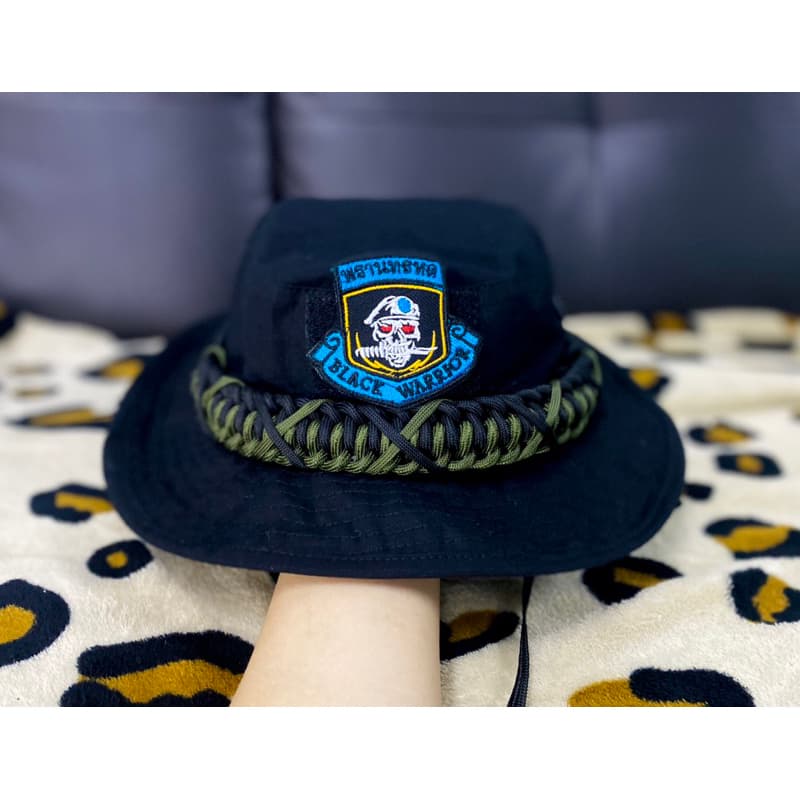 หมวกปีกแคป สีดำ ถักเชือกพาราคอร์ด พร้อมอาร์มพรานทรหด เนื้อผ้ากางปลา ใส่กันแดดได้ดี หัวใหญ่ใส่ได้ รูปที่ 2