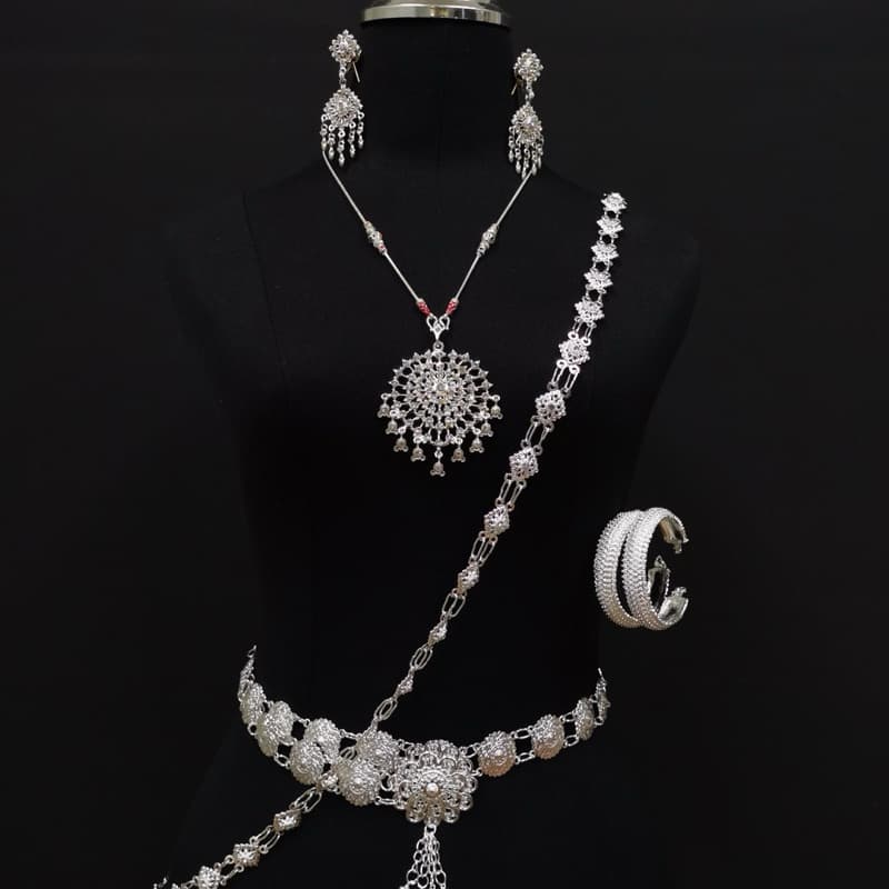 Vintage Jewelry ชุดเครื่องประดับไทย สร้อยคอ ต่างหูคลิป เข็มขัดหัวเข็มขัด สร้อยสังวาลย์ รูปที่ 6