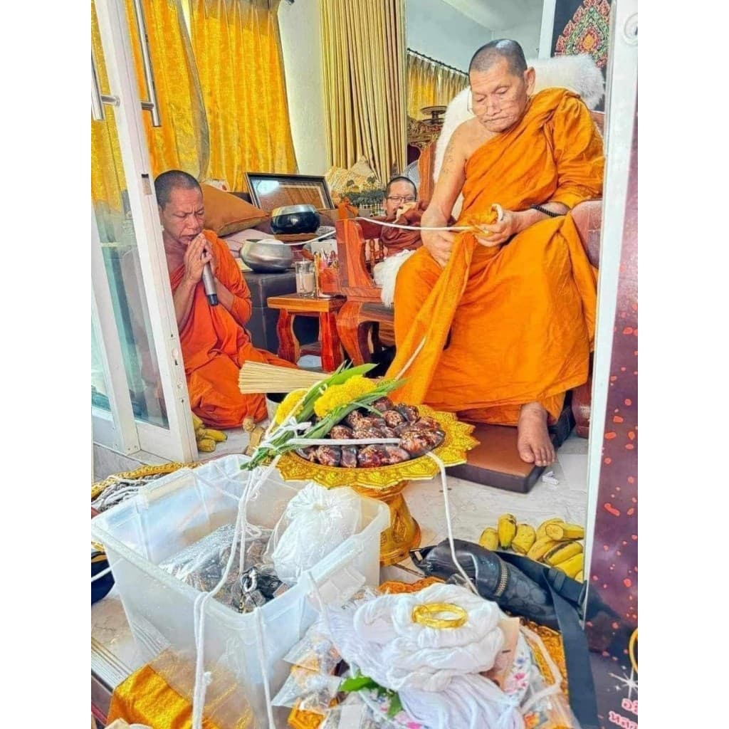 เบี้ยแก้กันภัย หลวงปู่ศิลา สิริจันโท วัดโพธิ์ศรีสะอาด พร้อมซองเดิมและสายสิญจน์ หลวงปู่ปลุกเสกมีอานุภาพในทุกด้านทั้งกันแล รูปที่ 4