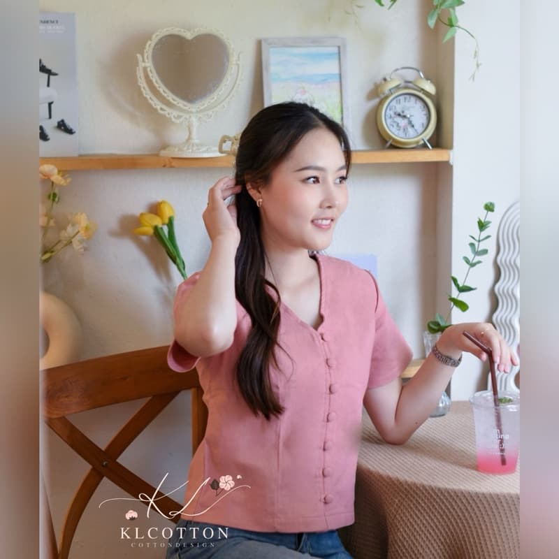 เสื้อผ้าฝ้ายเนื้อนุ่มคอวีกระดุมผ้าปั๊ม ทรงครอปสวย รูปที่ 1