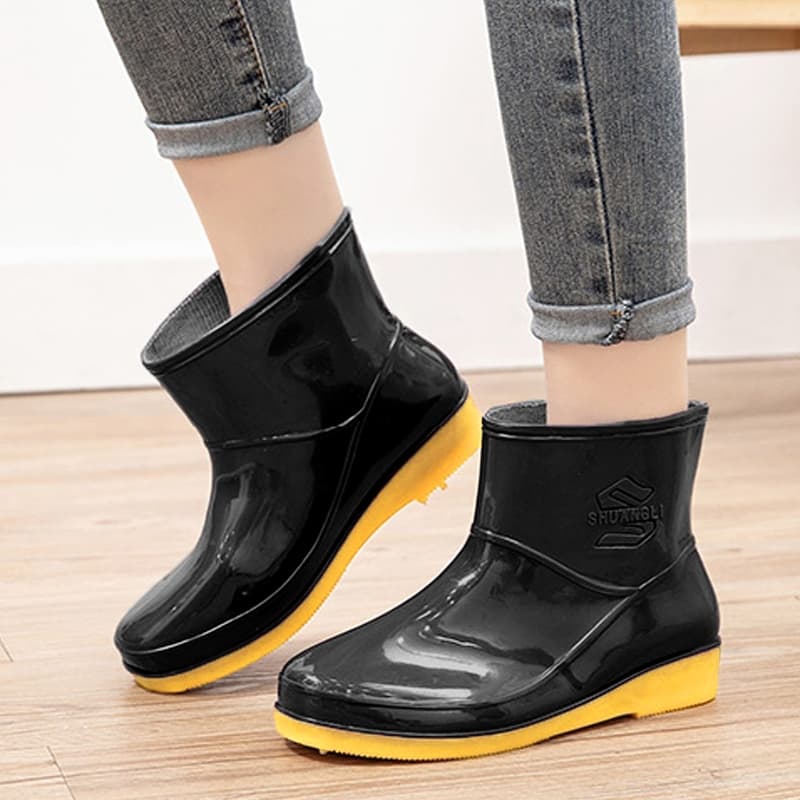 ShoesStudiosสินค้าใหม่ รองเท้าบูทแฟชั่น เหมาะสำหรับงานหน้าฝน รุ่นนี้มีถึง5สีให้เลือกด้วยกัน ราคาถูกขนาดนี้ ไม่มีไม่ได้แล