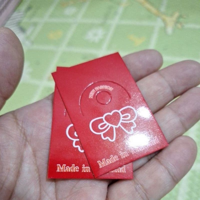 หัวกระดาษ 4 * 6 ซม ลายโบว์แดง กระดาษด้านหน้าเคลือบเงา 1 ก้อนมี 100 ใบ กระดาษหลังน้ำตาล รูปที่ 2