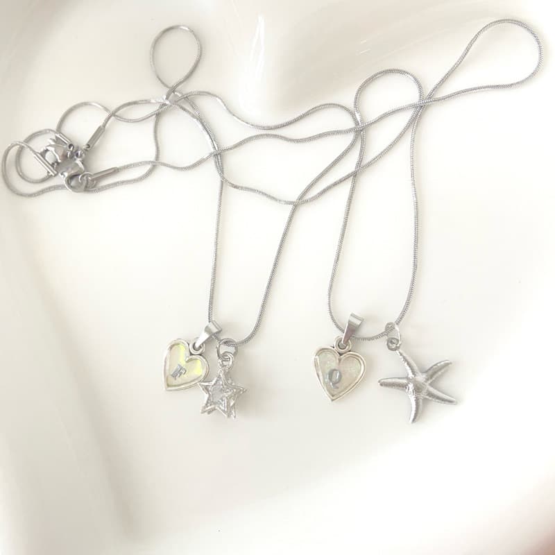 SJ027 สร้อยสแตนเลส จี้เรซิ่นอักษร -Mini Heart (‼รบกวนแจ้งสีพื้นหลัง+ตัวอักษร A-Z 1 ตัว ในแชทด้วยนะคะ) รูปที่ 8