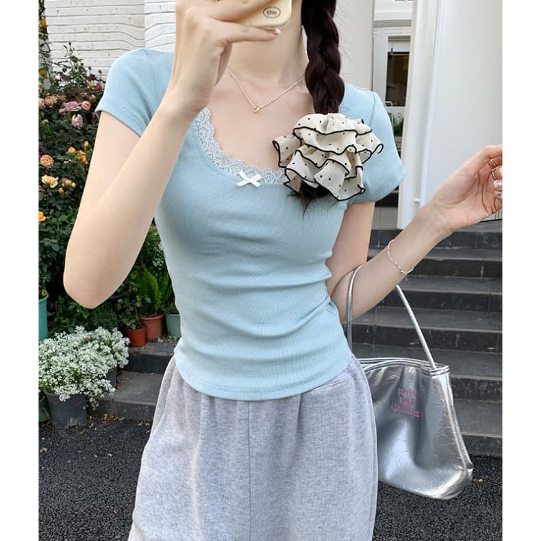cherryshop เสื้อยืดแขนสั้น เสื้อลูกไม้ คอกลมลายลูกไม้สีขาวสำหรับผู้หญิง Y2Kเสื้อครอปทรงเข้ารู รูปที่ 4