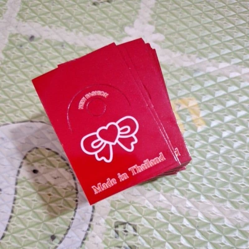 หัวกระดาษ 4 * 6 ซม ลายโบว์แดง กระดาษด้านหน้าเคลือบเงา 1 ก้อนมี 100 ใบ กระดาษหลังน้ำตาล รูปที่ 1