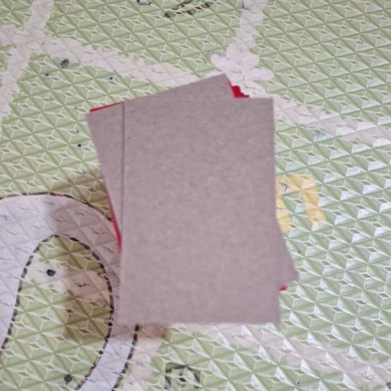 หัวกระดาษ 4 * 6 ซม ลายโบว์แดง กระดาษด้านหน้าเคลือบเงา 1 ก้อนมี 100 ใบ กระดาษหลังน้ำตาล รูปที่ 3