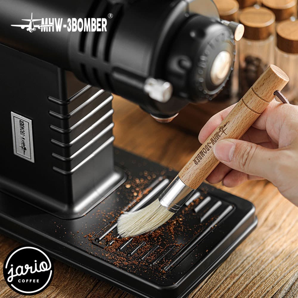 JARIO x MHW-3BOMBER Barista Wings Cylindrical Brush แปรงปัดผงกาแฟ ด้ามจับไม้ แปรงกาแฟ รูปที่ 3
