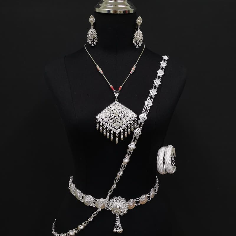 Vintage Jewelry ชุดเครื่องประดับไทย สร้อยคอ ต่างหูคลิป เข็มขัดหัวเข็มขัด สร้อยสังวาลย์ รูปที่ 7
