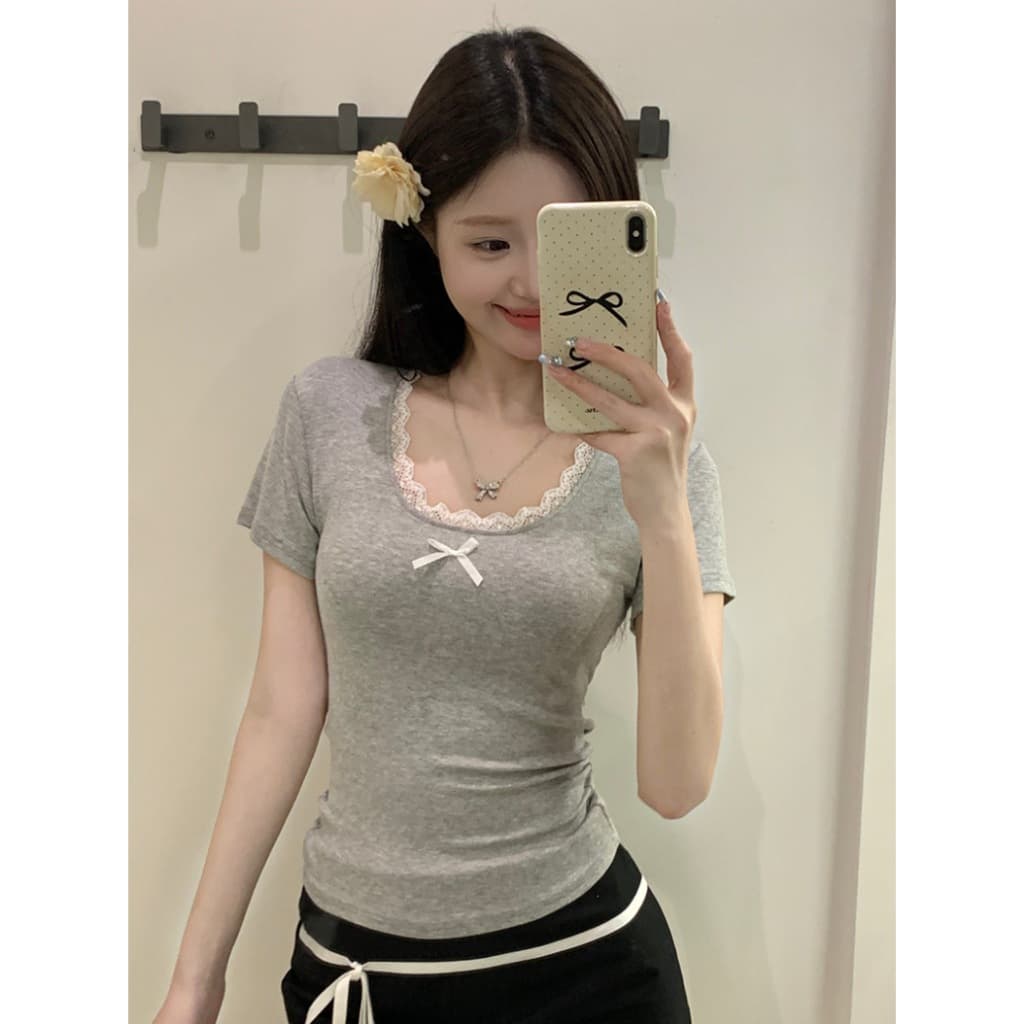 cherryshop เสื้อยืดแขนสั้น เสื้อลูกไม้ คอกลมลายลูกไม้สีขาวสำหรับผู้หญิง Y2Kเสื้อครอปทรงเข้ารู รูปที่ 6
