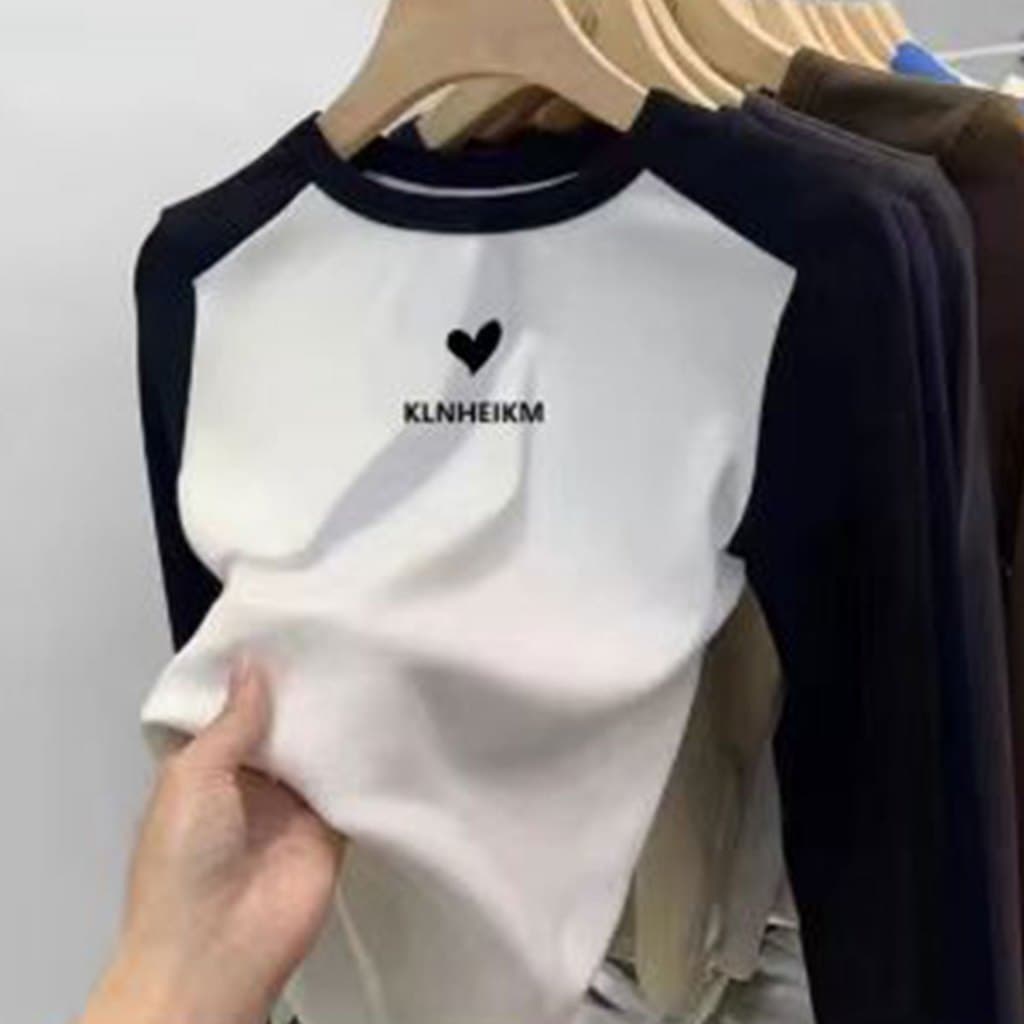 เสื้อแขนยาว สกรีนลายน่ารักมากกก รุ่นนี้ดีเทลแต่งแขนสลับสีทูโทนตัดกับตัวเสื้อ รูปที่ 3