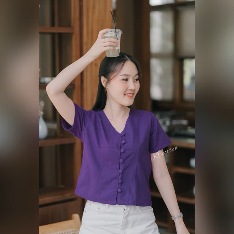 เสื้อผ้าฝ้ายเนื้อนุ่มคอวีกระดุมผ้าปั๊ม ทรงครอปสวย รูปที่ 8