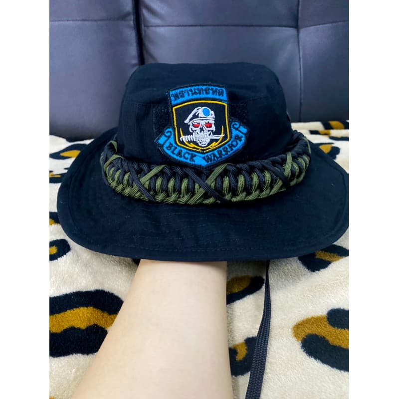 หมวกปีกแคป สีดำ ถักเชือกพาราคอร์ด พร้อมอาร์มพรานทรหด เนื้อผ้ากางปลา ใส่กันแดดได้ดี หัวใหญ่ใส่ได้ รูปที่ 4