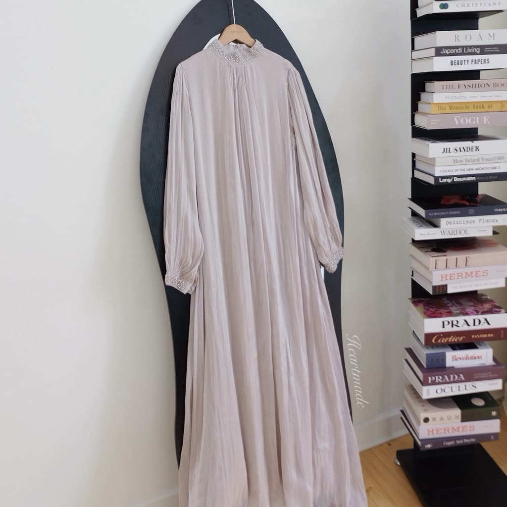 Heartmade—olivia dress เดรสยาวผ้าชิมเมอร์ซับในทั้งตัวแต่งแถบมุขเพชรพร้อมฮิญาบ รูปที่ 9