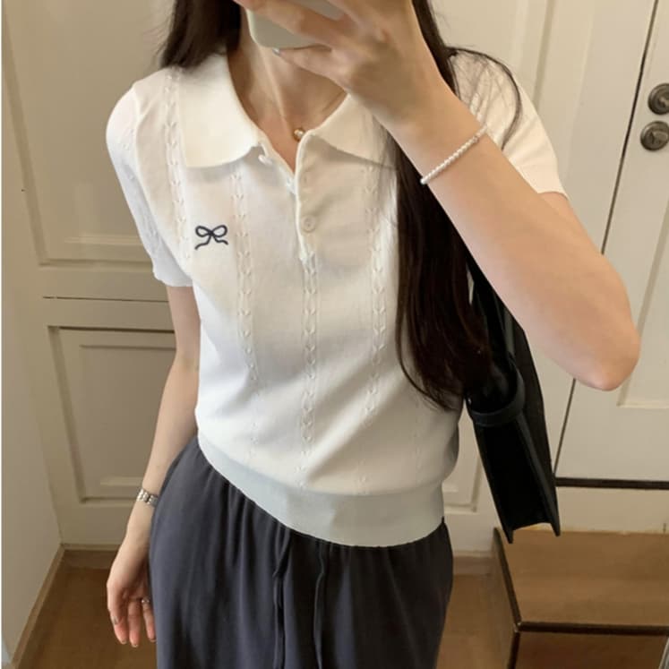 เสื้อยืดผู้หญิง ผ้าไหมพรม คอปกโปโล มินิมอล สีพื้น อกมีดีไซน์โบว์แดมเปอร์ #1502389 รูปที่ 1