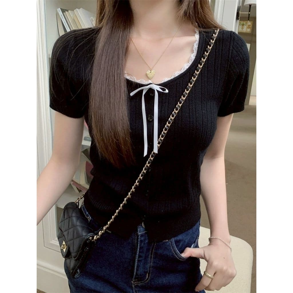 Vogue เสื้อยืดไหมพรม แขนสั้น คอกลม ดีเทลผ้าร่องแต่งโบว์ รูปที่ 5