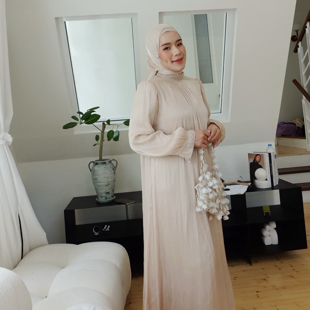 Heartmade—olivia dress เดรสยาวผ้าชิมเมอร์ซับในทั้งตัวแต่งแถบมุขเพชรพร้อมฮิญาบ รูปที่ 7