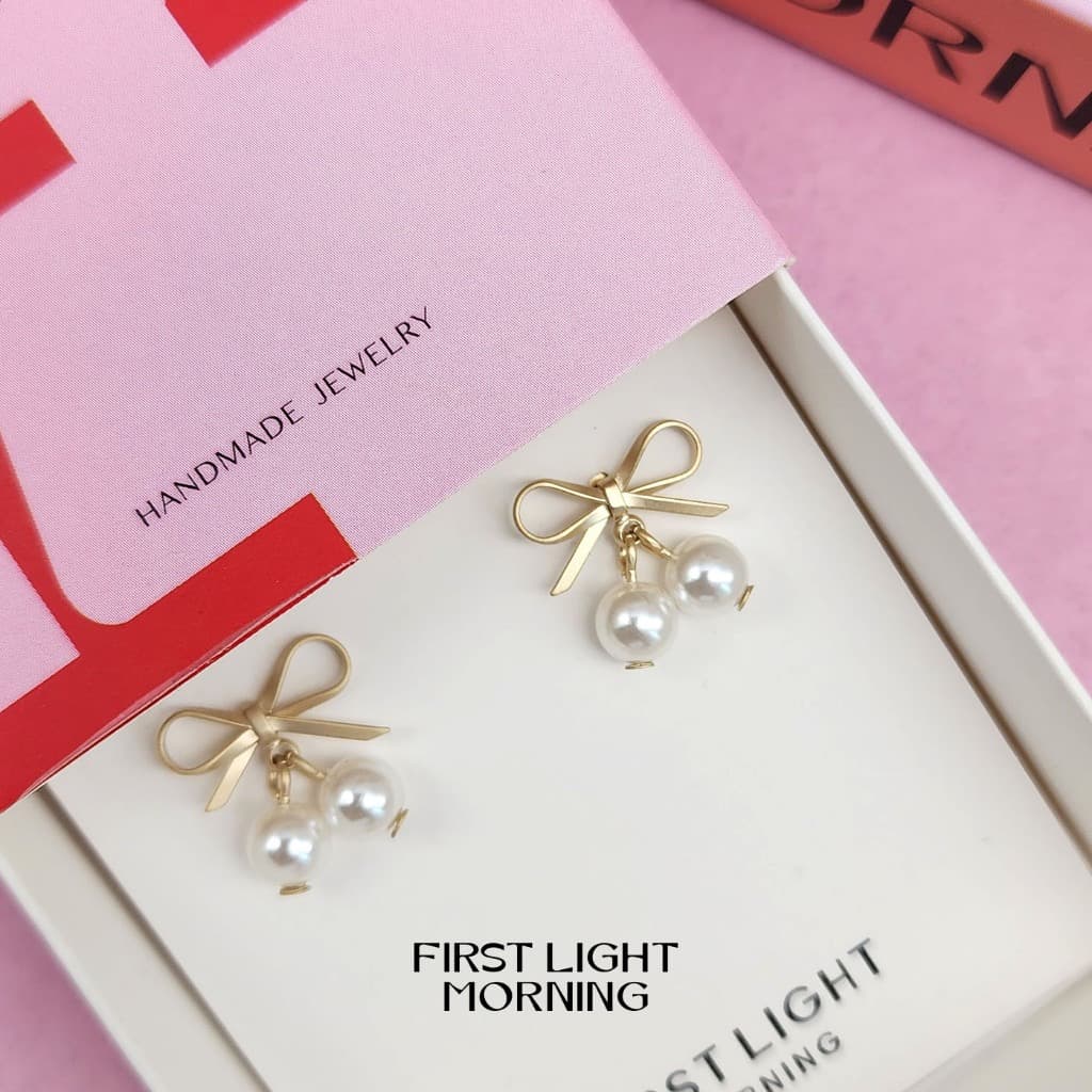 First Light Morning : Ribbon & Pearl Earrings รูปที่ 2