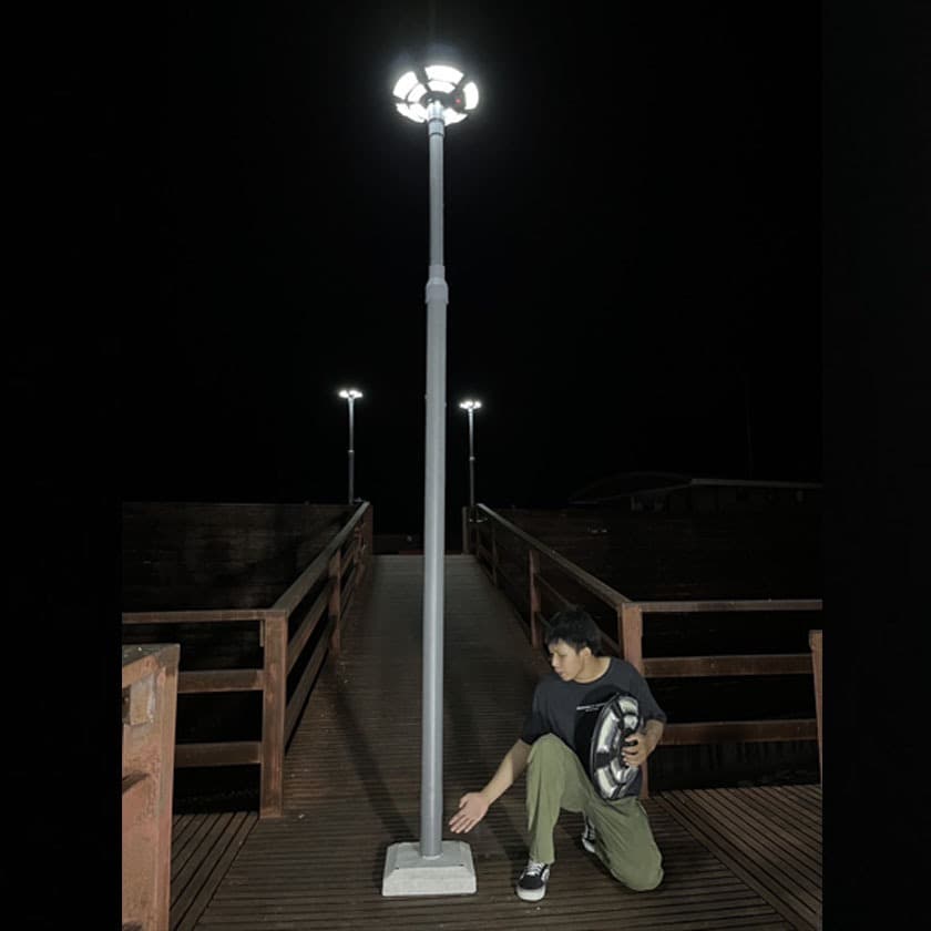 ไฟโซล่าเซลล์ รุ่น UFO พร้อมฐานซีเมนต์ เเละเสาสำเร็จรูป ทรงสวยงาม ติดตั้งง่ายไม่ต้องง้อช่าง รูปที่ 2