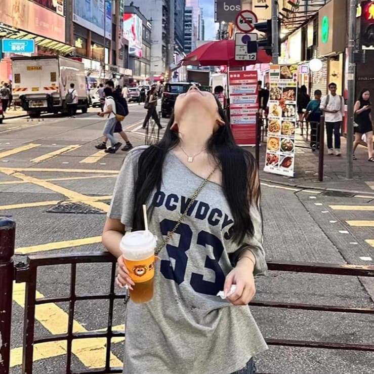 ในไทย*** เสื้อยืดปาดไหล่ โอเวอร์ไซส์ขนาดใหญ่ ปาดไหล่ข้างเดียว Y223 รูปที่ 3