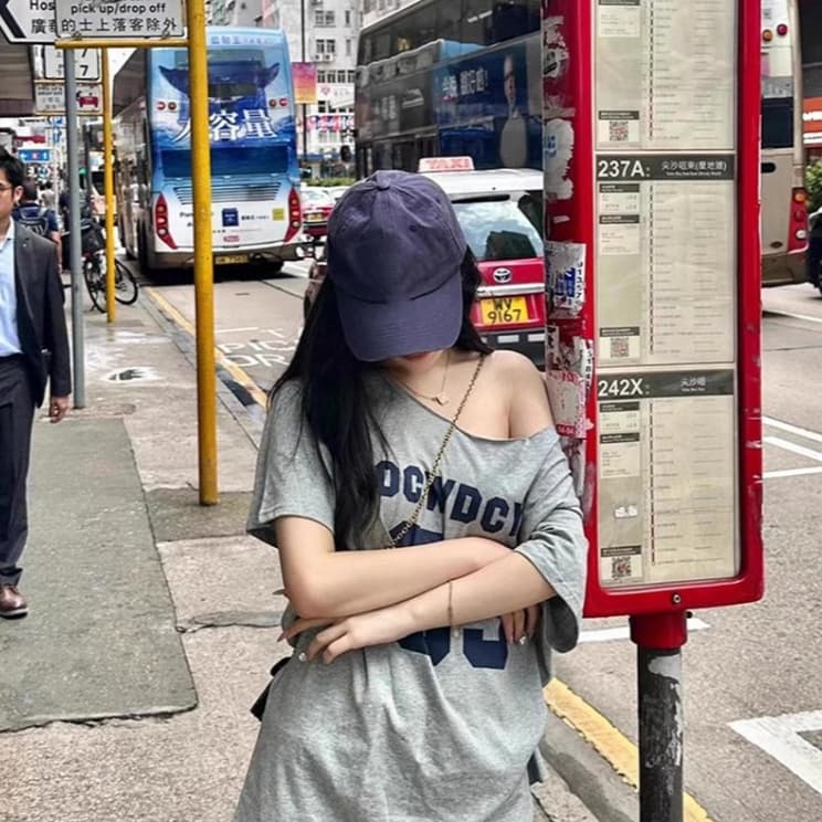 ในไทย*** เสื้อยืดปาดไหล่ โอเวอร์ไซส์ขนาดใหญ่ ปาดไหล่ข้างเดียว Y223 รูปที่ 2