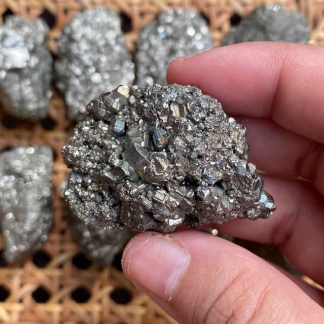 Pyrite ไพไรท์ดิบ หรือ เพชรหน้าทั่ง สวย น่ารักมาก มีพลังดึงดูดความมั่งคั่งด้านการเงิน ช่วยเรียกเงินเรียกทอง รูปที่ 2