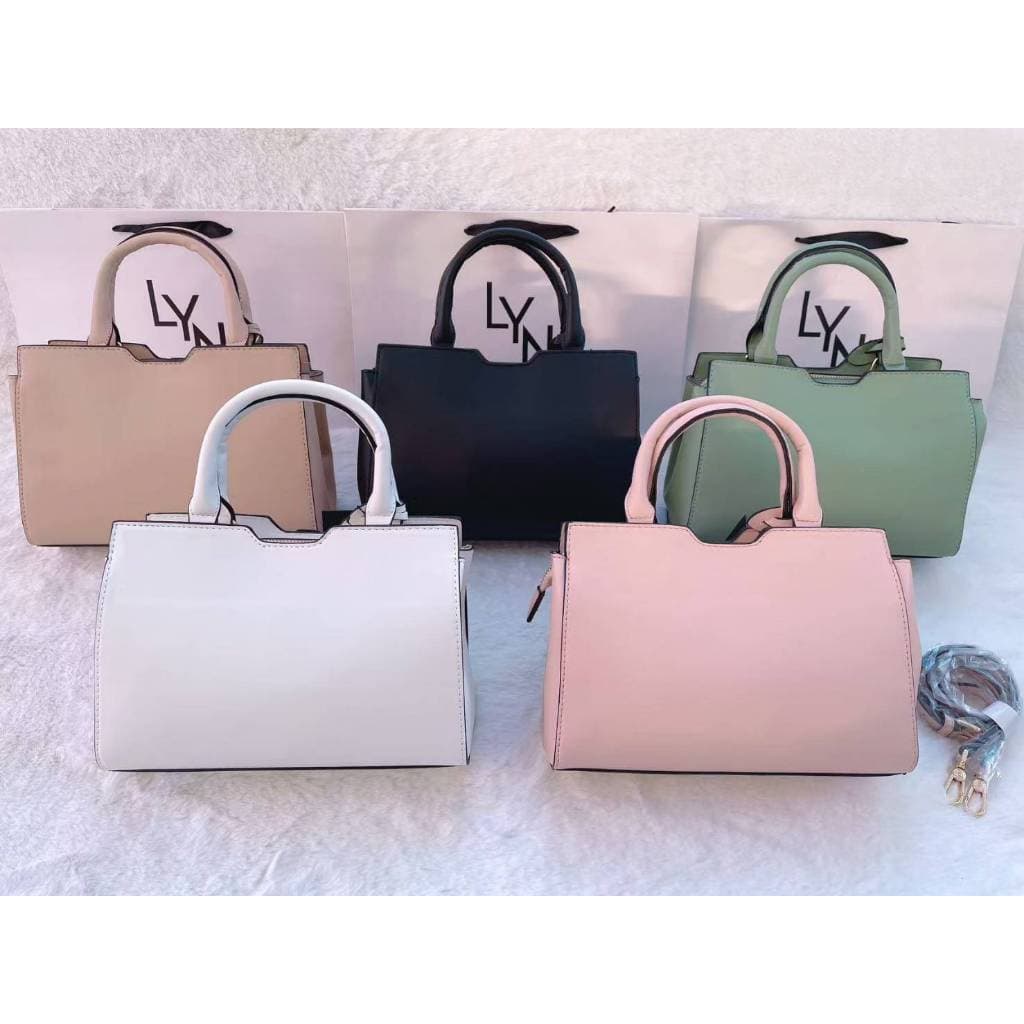 กระเป๋า LY N คอลเล็คชั่นใหม่ ขนาด 25x19x11 cm. มี 5 สี เเต่งอะไหล่พร้อมสายสะพายห้อยโลโก้ด้านหน้า อะไหล่สีทอง รูปที่ 9