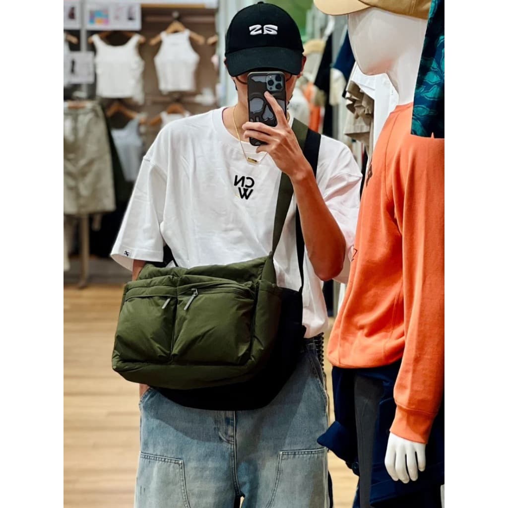 จัดส่งในกรุงเทพฯ -Uniqlo กระเป๋าสะพาย ยูนิโคล่ ใส่ของได้เยอะ กันน้ำได้ สินค้า รูปที่ 9